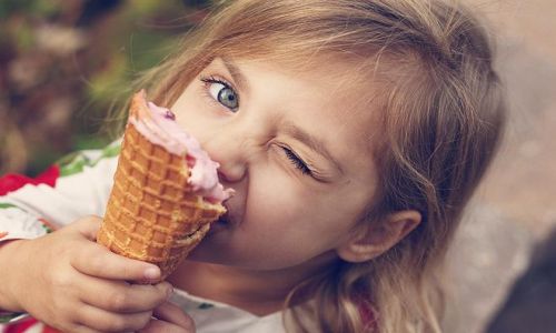Sự thật không ai ngờ tới về quan niệm: Đau họng không được uống nước lạnh và ăn kem